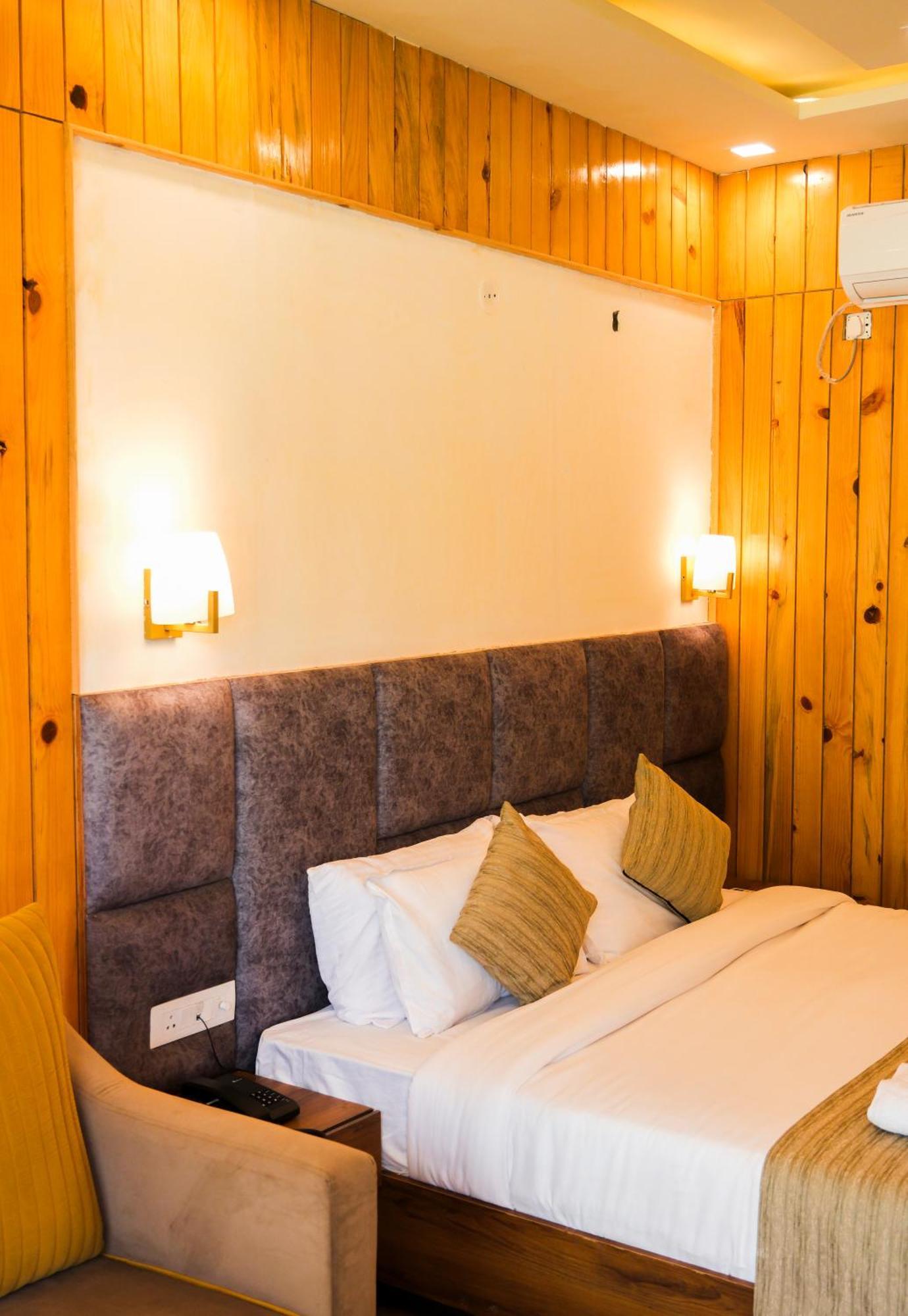 Qcent Woods Resort & Spa, רישיקש מראה חיצוני תמונה